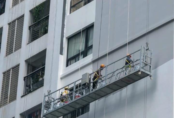 Pintura de fachada desde plataforma suspendida