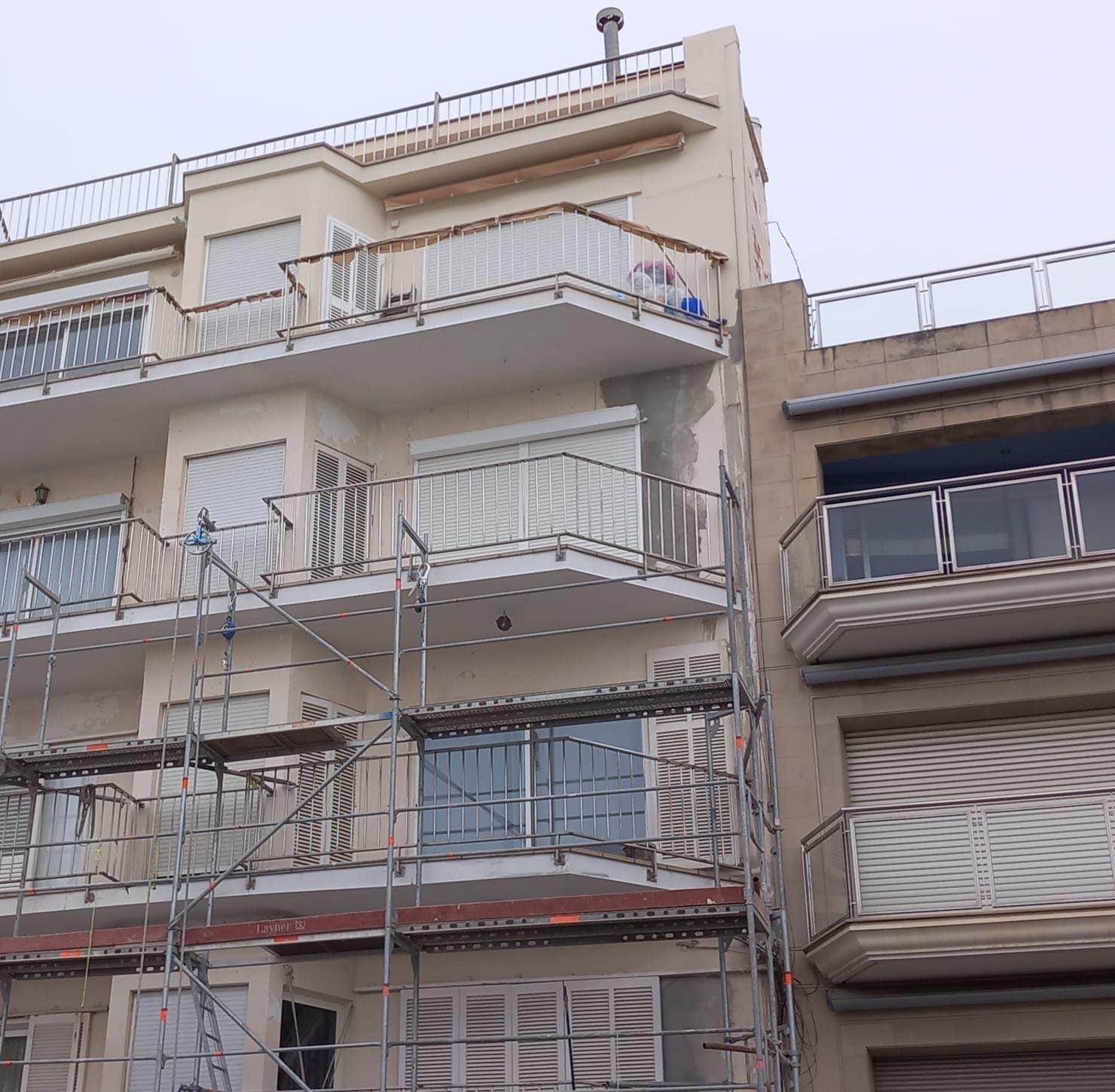 Andamio en fachada para reparación de balcones