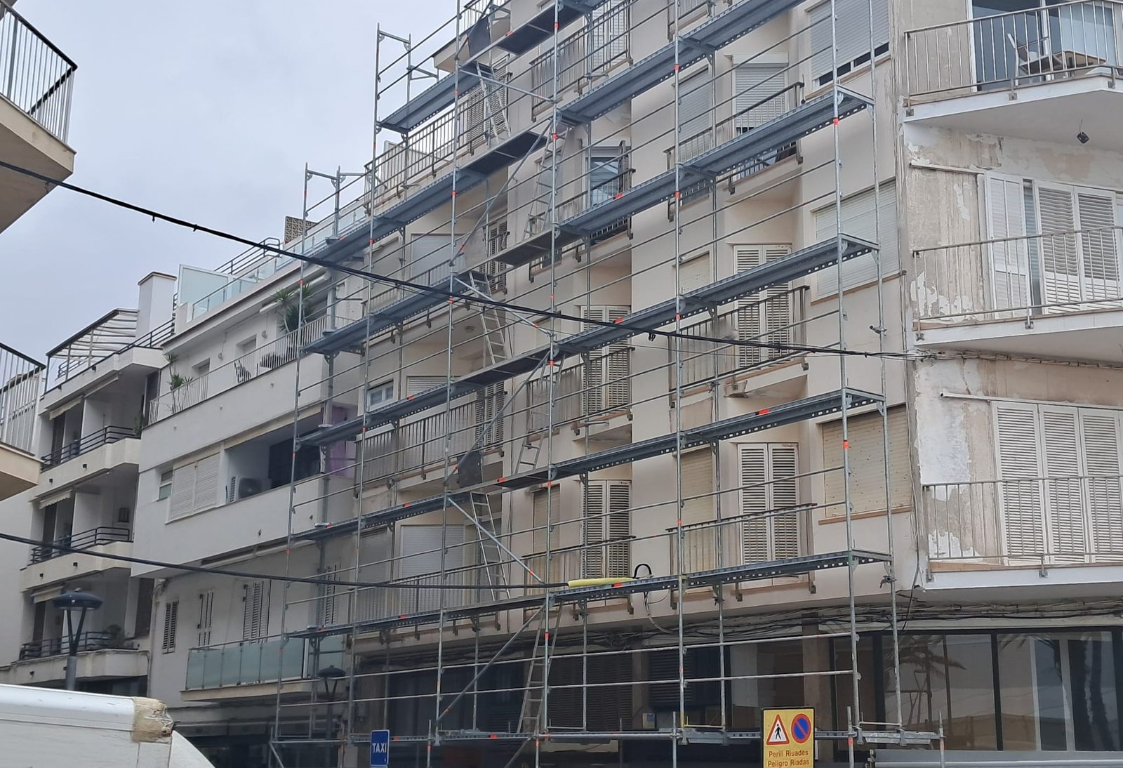 Edificio con andamio instalado para rehabilitar la fachada
