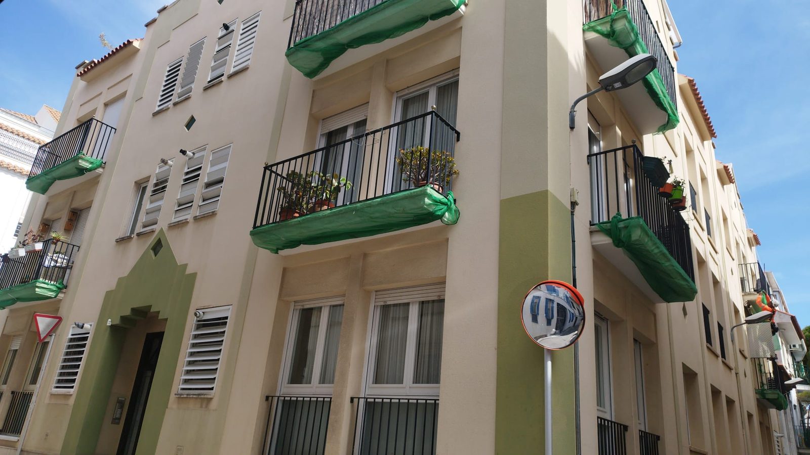 Balcones protegidos con malla durante la rehabilitación