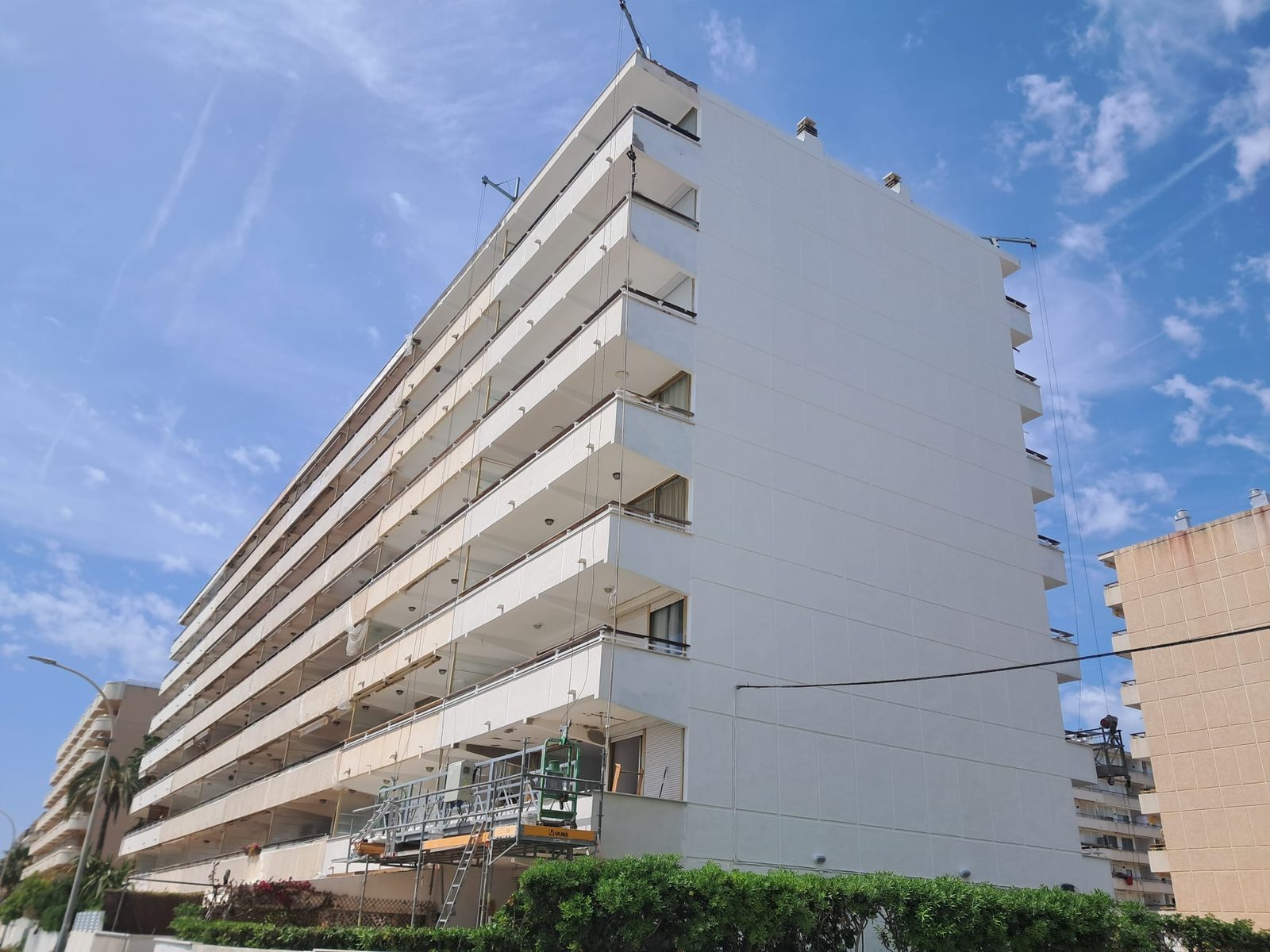 Edificio residencial con la fachada rehabilitada y pintada por CONSHA